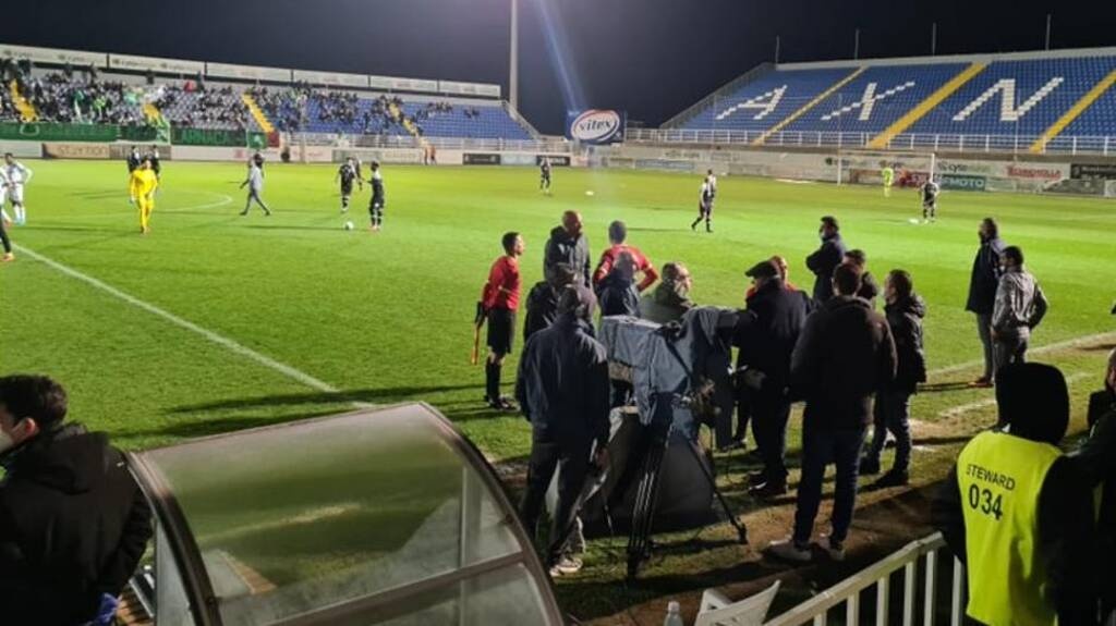 Κύπρος: Διακοπή στο ματς της Ομόνοιας! (photos)