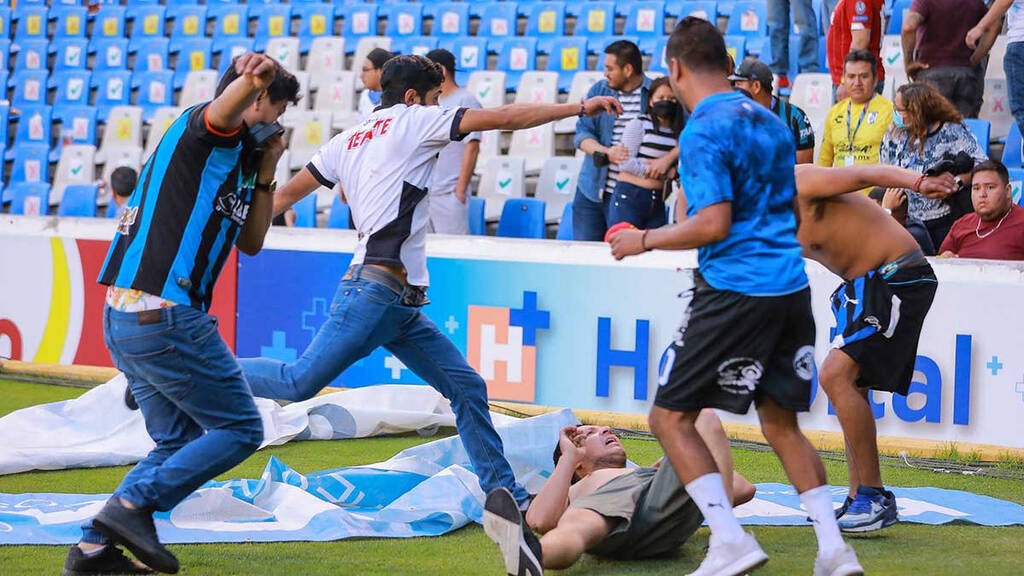 Μεξικό: Σοβαρά επεισόδια διακοπή αγώνα και αναβολή της αγωνιστικής (photos+video)