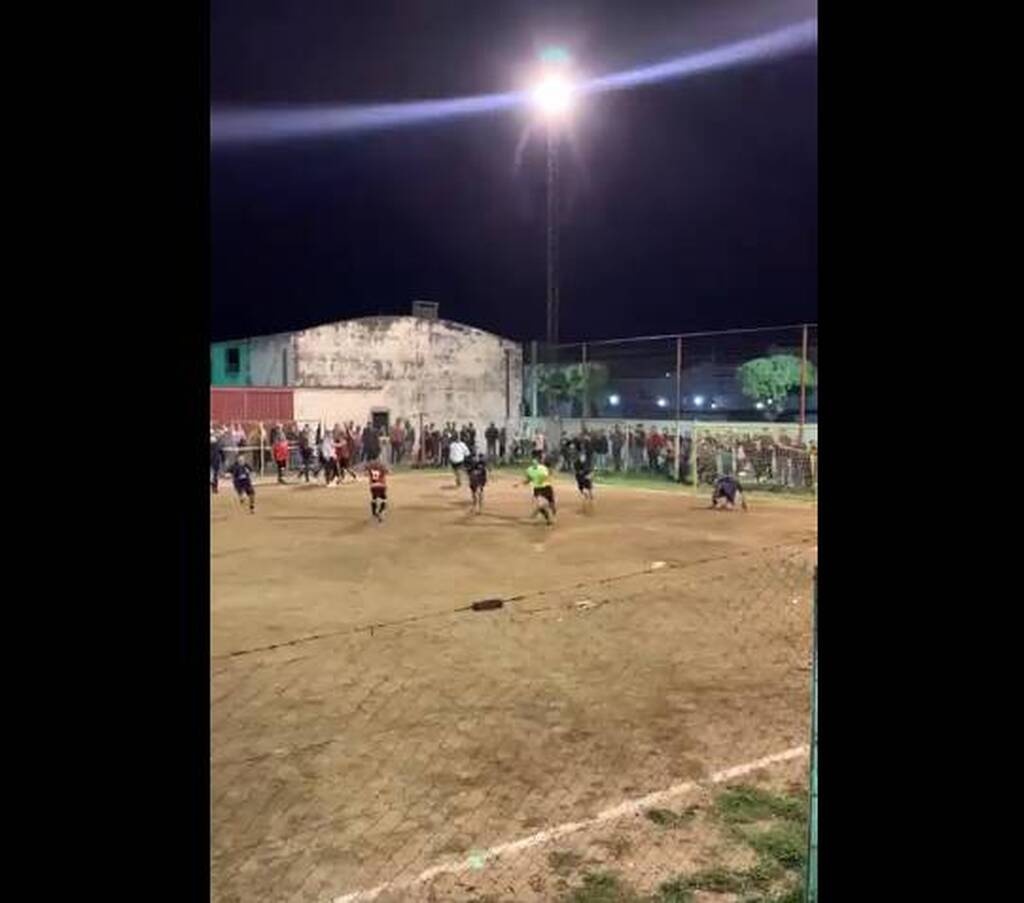 Άγρια επεισόδια σε ματς ερασιτεχνικού - Έχασαν στα πέναλτι και πλάκωσαν στο ξύλο τον διαιτητή (vid)