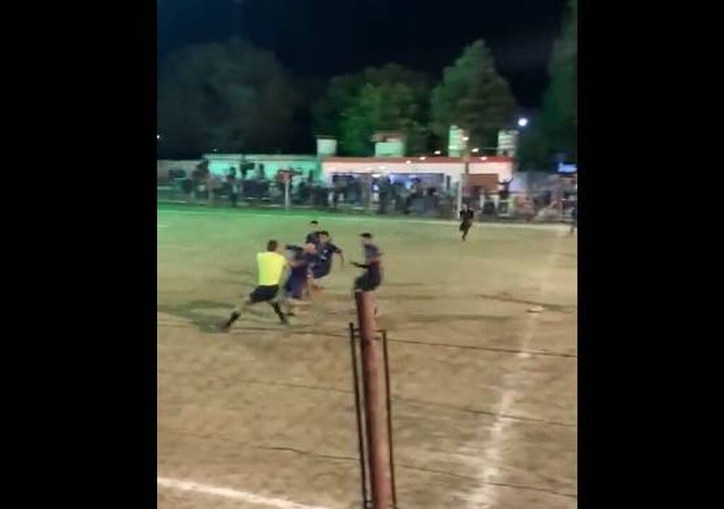 Άγρια επεισόδια σε ματς ερασιτεχνικού - Έχασαν στα πέναλτι και πλάκωσαν στο ξύλο τον διαιτητή (vid)