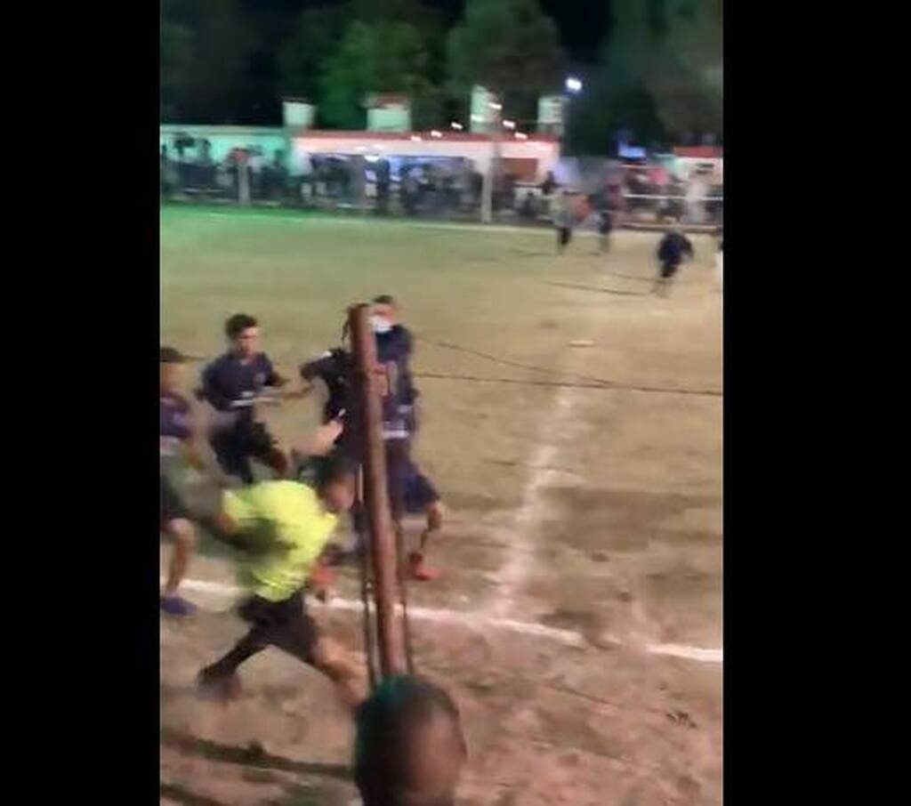 Άγρια επεισόδια σε ματς ερασιτεχνικού - Έχασαν στα πέναλτι και πλάκωσαν στο ξύλο τον διαιτητή (vid)