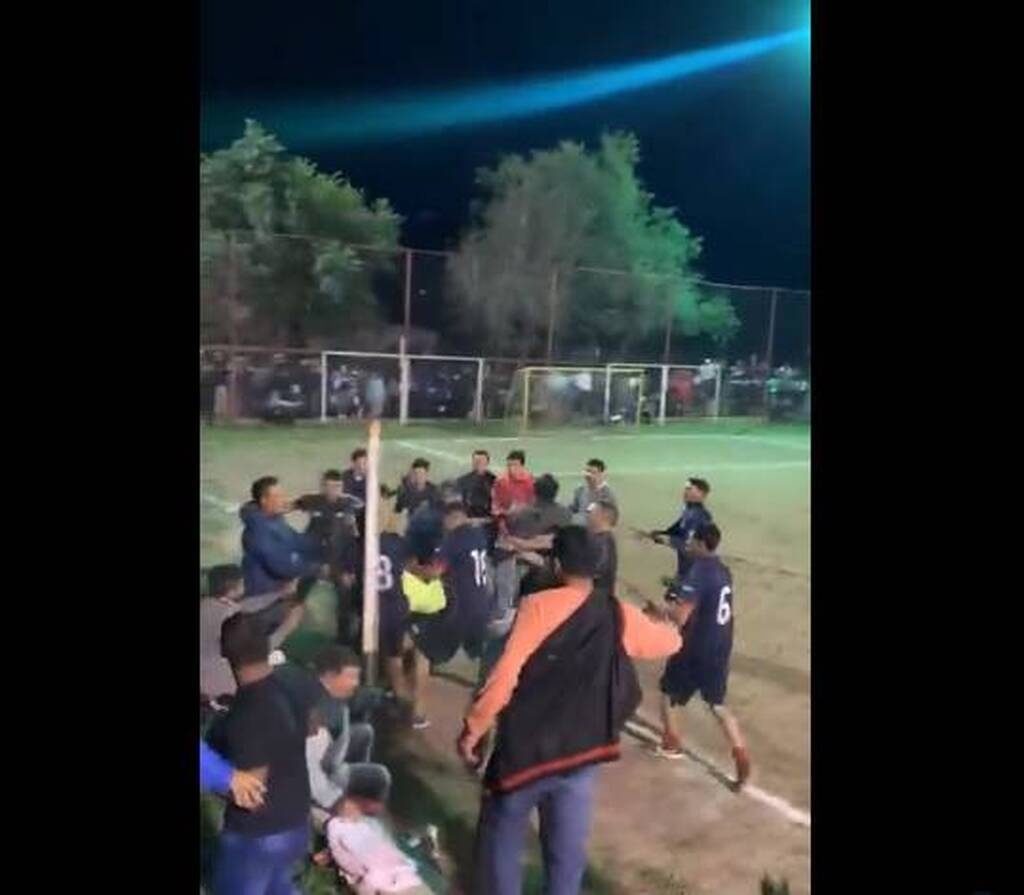 Άγρια επεισόδια σε ματς ερασιτεχνικού - Έχασαν στα πέναλτι και πλάκωσαν στο ξύλο τον διαιτητή (vid)