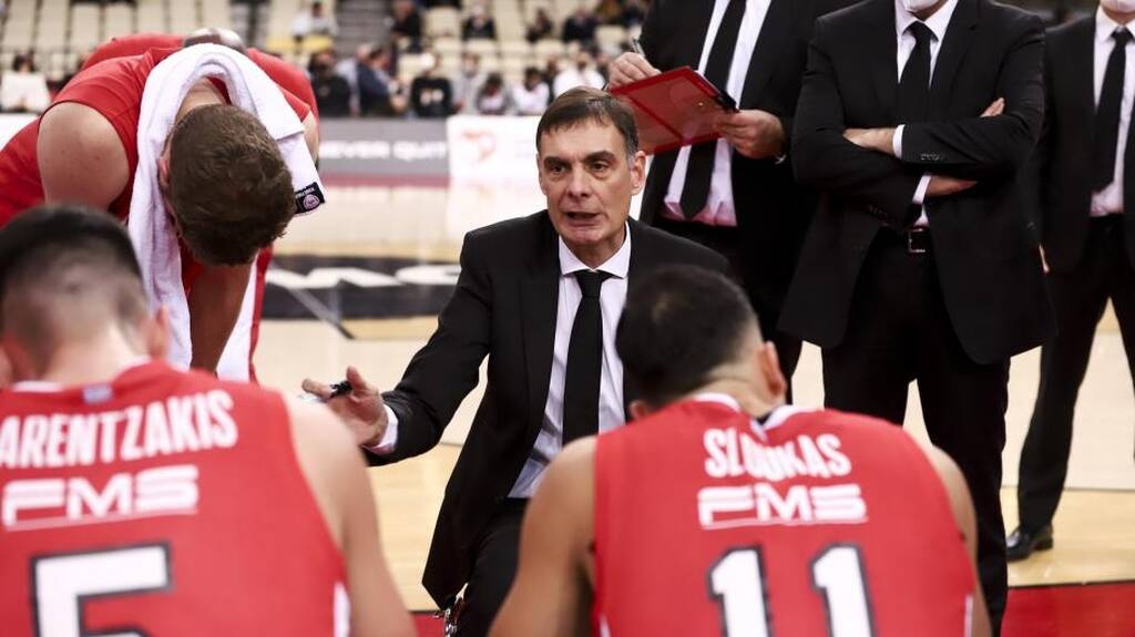 Ολυμπιακός: Έκρηξη Μπαρτζώκα σε τάιμ άουτ - Τα «γαλλικά» και ο έντονος διάλογος με παίκτη (videos)