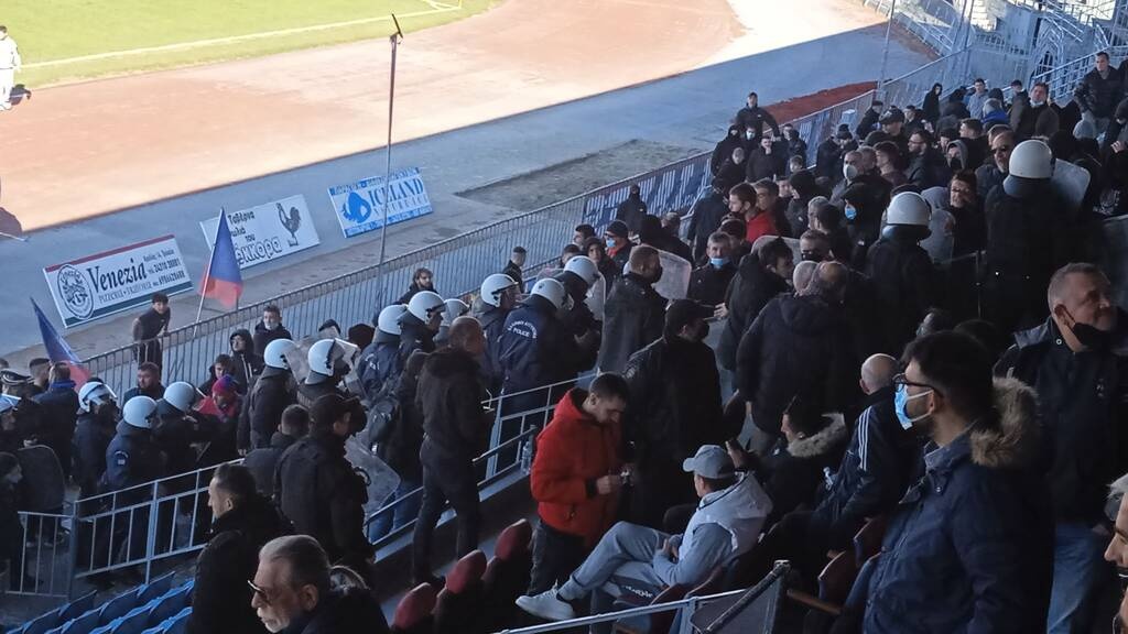 Super League 2: Ένταση στα Τρίκαλα με τον Αϊβάζογλου - Έξαλλοι μαζί του οι οπαδοί (photos)