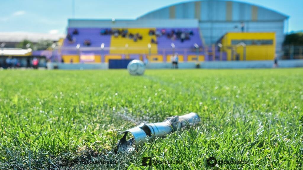 Έριξαν φωτοβολίδα στον επόπτη και τον έστειλαν στο νοσοκομείο (photos+video)