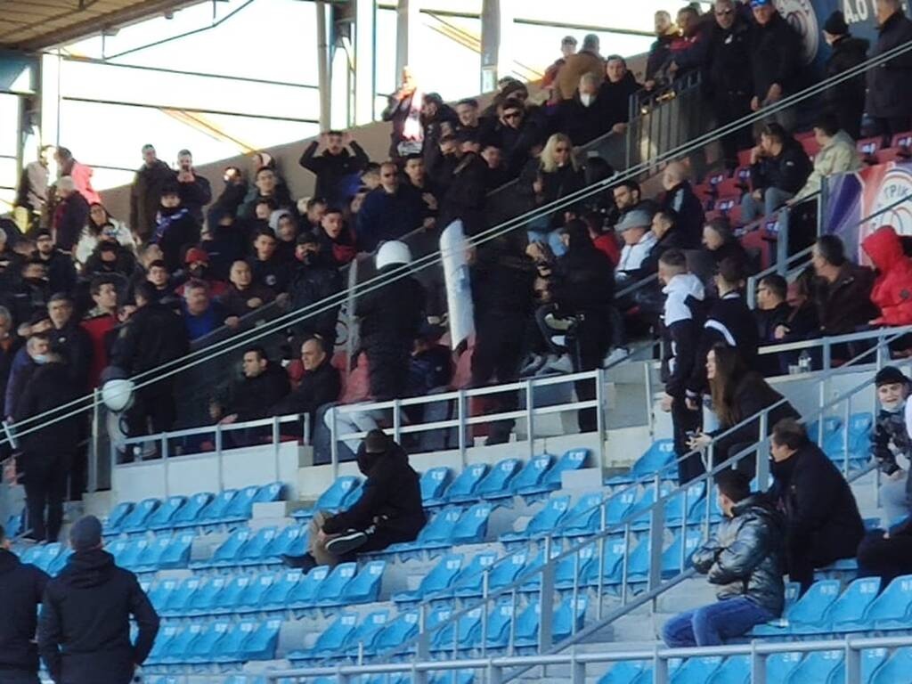 Super League 2: Ένταση στα Τρίκαλα με τον Αϊβάζογλου - Έξαλλοι μαζί του οι οπαδοί (photos)