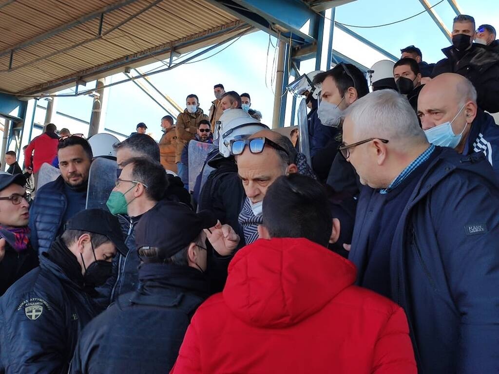 Super League 2: Ένταση στα Τρίκαλα με τον Αϊβάζογλου - Έξαλλοι μαζί του οι οπαδοί (photos)