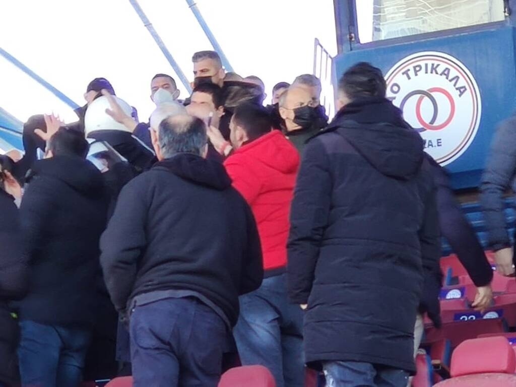 Super League 2: Ένταση στα Τρίκαλα με τον Αϊβάζογλου - Έξαλλοι μαζί του οι οπαδοί (photos)