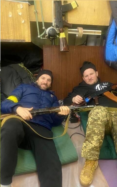 Πόλεμος στην Ουκρανία: Πρώην παίκτης ελληνικής ομάδας πήρε όπλο και πήγε να πολεμήσει (photos)