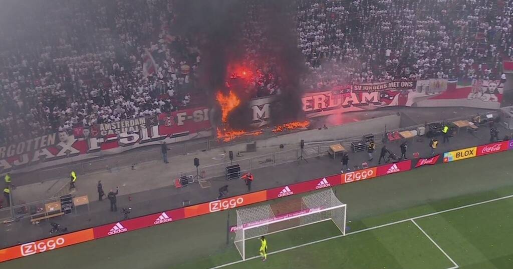 Φωτιά στην εξέδρα και πανικός στο ντέρμπι Άγιαξ-Άμστερνταμ (video+photos)