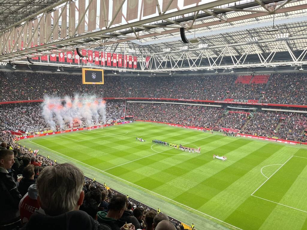 Φωτιά στην εξέδρα και πανικός στο ντέρμπι Άγιαξ-Άμστερνταμ (video+photos)
