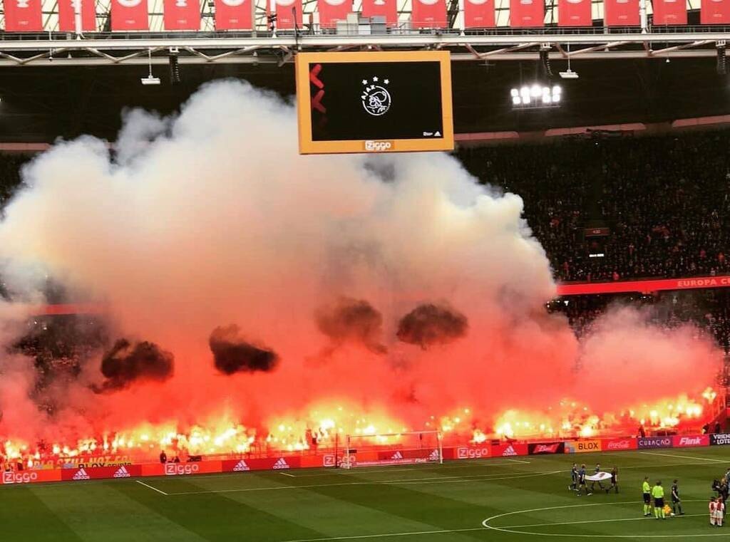 Φωτιά στην εξέδρα και πανικός στο ντέρμπι Άγιαξ-Άμστερνταμ (video+photos)