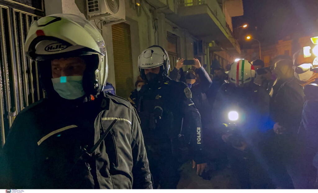 Πάτρα: Οργή λαού έξω από το σπίτι της Ρούλας Πισπιρίγκου