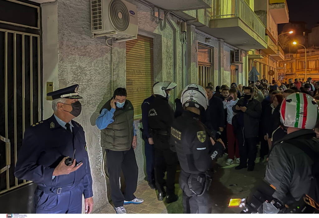 Πάτρα: Οργή λαού έξω από το σπίτι της Ρούλας Πισπιρίγκου