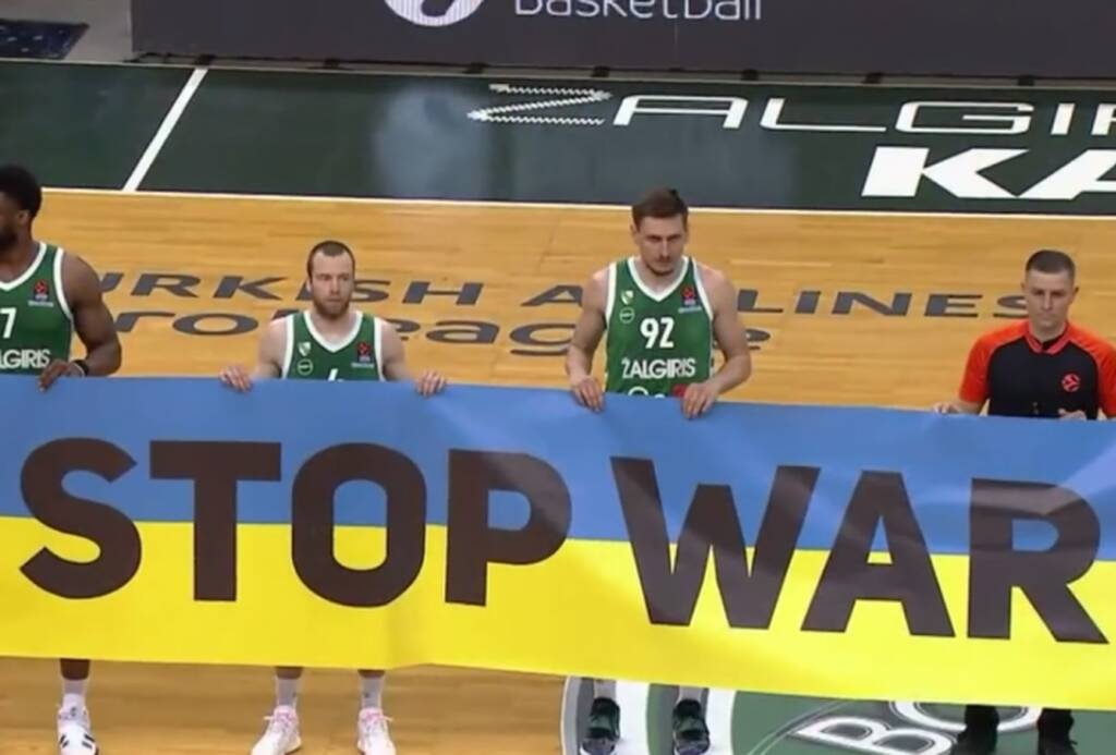 Euroleague: Οι παίκτες του Ερυθρού αρνήθηκαν το αντιπολεμικό πανό και επικράτησε πανικός (video)