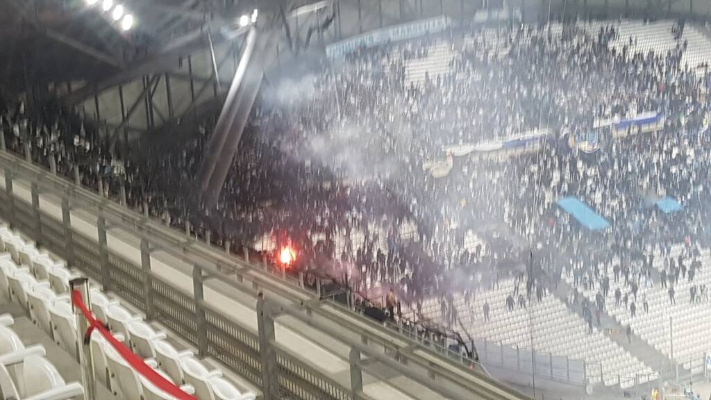 Μαρσέιγ-ΠΑΟΚ: Οπαδοί της ΑΕΚ στο Βελοντρόμ - Χαμός και επεισόδια στις εξέδρες (photos+videos)