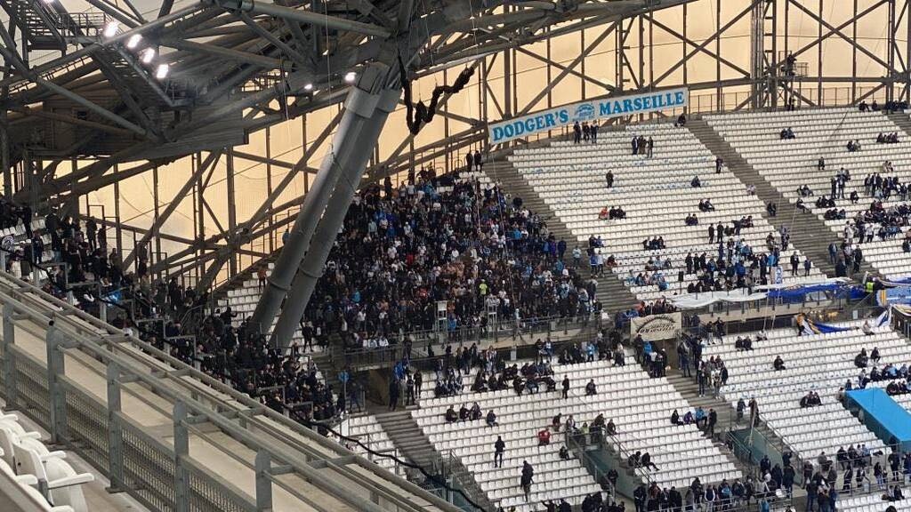 Μαρσέιγ-ΠΑΟΚ: Οπαδοί της ΑΕΚ στο Βελοντρόμ - Χαμός και επεισόδια στις εξέδρες (photos+videos)