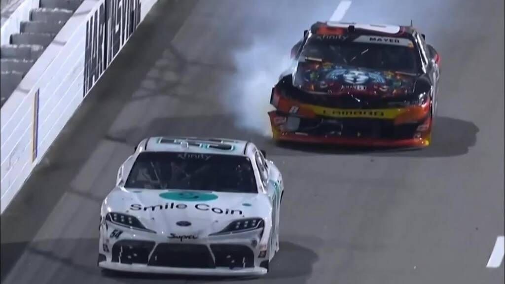 Απίστευτο σκηνικό σε αγώνα NASCAR - Οδηγοί πιάστηκαν στα χέρια (photos+video)
