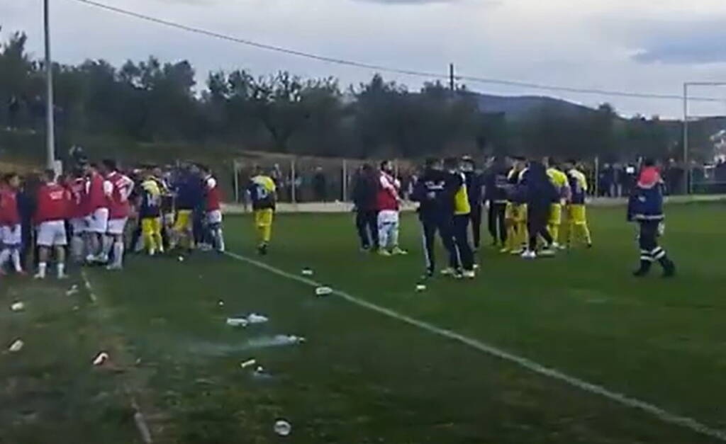 Χαλκδικική: Έπεσε ξύλο σε τοπικό ντέρμπι - Μπουνιές, κλωτσιές και πλαστικές καρέκλες (video)