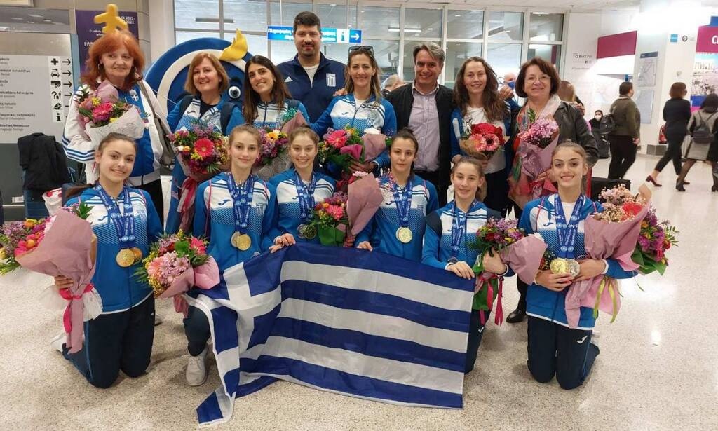 Χαμόγελα υπερηφάνειας στην πανηγυρική υποδοχή για τα «χρυσά» κορίτσια του ανσάμπλ (photos)