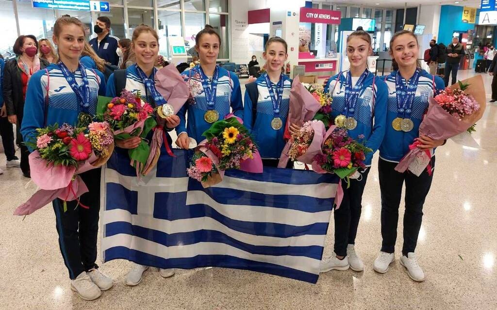 Χαμόγελα υπερηφάνειας στην πανηγυρική υποδοχή για τα «χρυσά» κορίτσια του ανσάμπλ (photos)