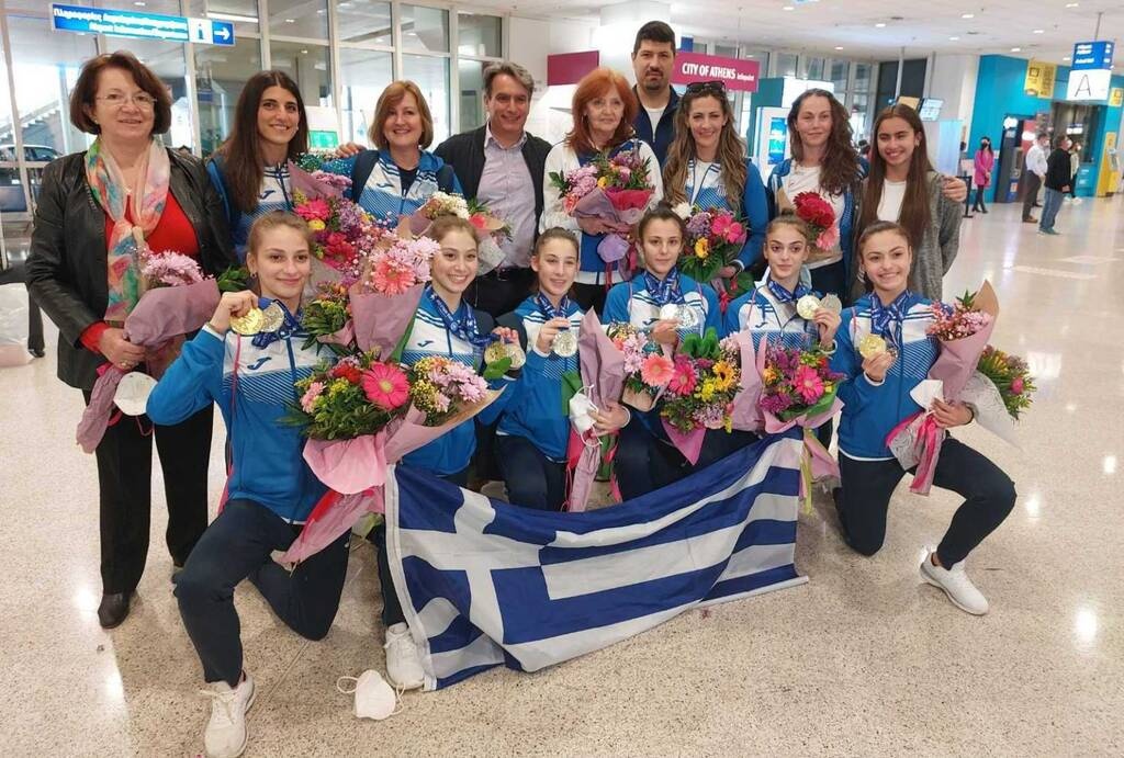Χαμόγελα υπερηφάνειας στην πανηγυρική υποδοχή για τα «χρυσά» κορίτσια του ανσάμπλ (photos)