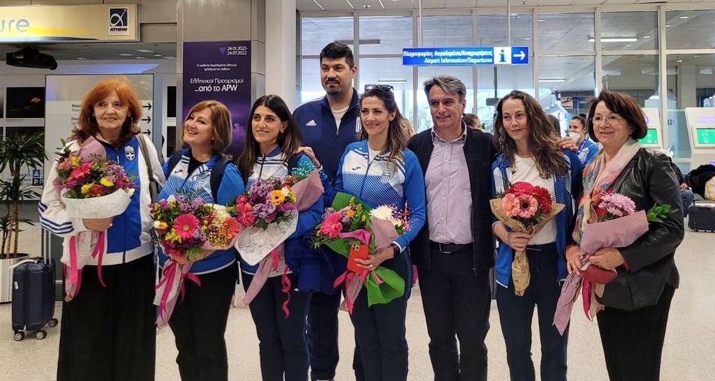 Χαμόγελα υπερηφάνειας στην πανηγυρική υποδοχή για τα «χρυσά» κορίτσια του ανσάμπλ (photos)