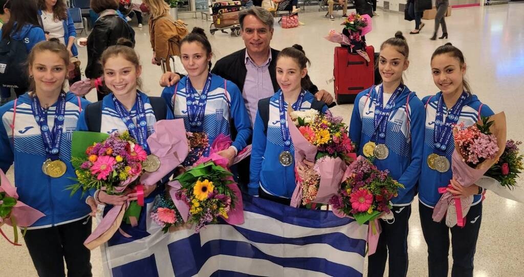 Χαμόγελα υπερηφάνειας στην πανηγυρική υποδοχή για τα «χρυσά» κορίτσια του ανσάμπλ (photos)