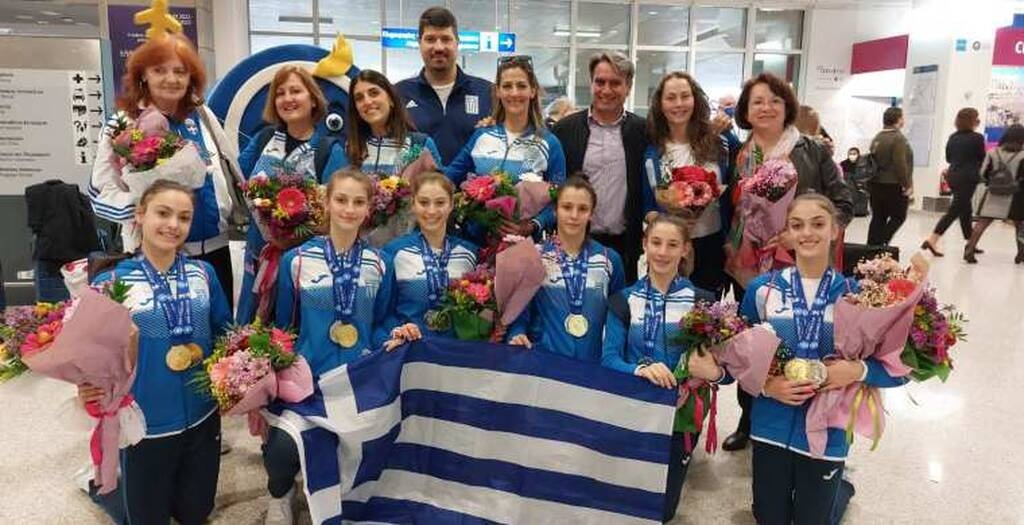 Χαμόγελα υπερηφάνειας στην πανηγυρική υποδοχή για τα «χρυσά» κορίτσια του ανσάμπλ (photos)
