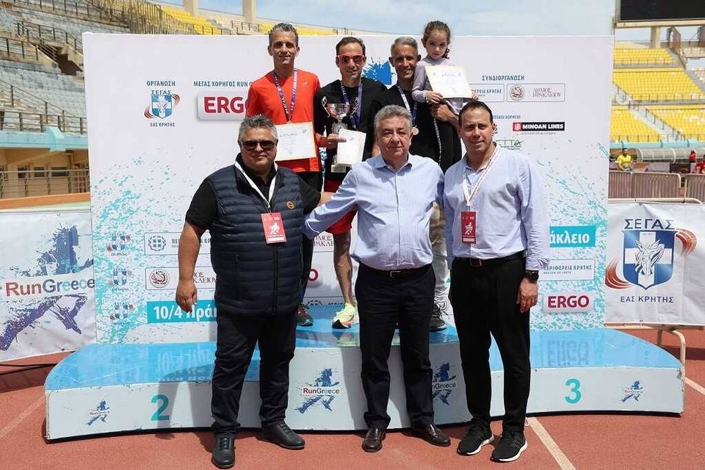 Οι Δημήτρης Χαραλαμπάκης, Πρόεδρος Σωματείου Πρακτόρων ΟΠΑΠ Ηρακλείου, Σταύρος Αρναουτάκης, Περιφερειάρχης Κρήτης και Κώστας Κεντέρης, Αντιπρόεδρος ΣΕΓΑΣ, βραβεύουν τους δρομείς που τερμάτισαν πρώτοι στον αγώνα των 10 χλμ