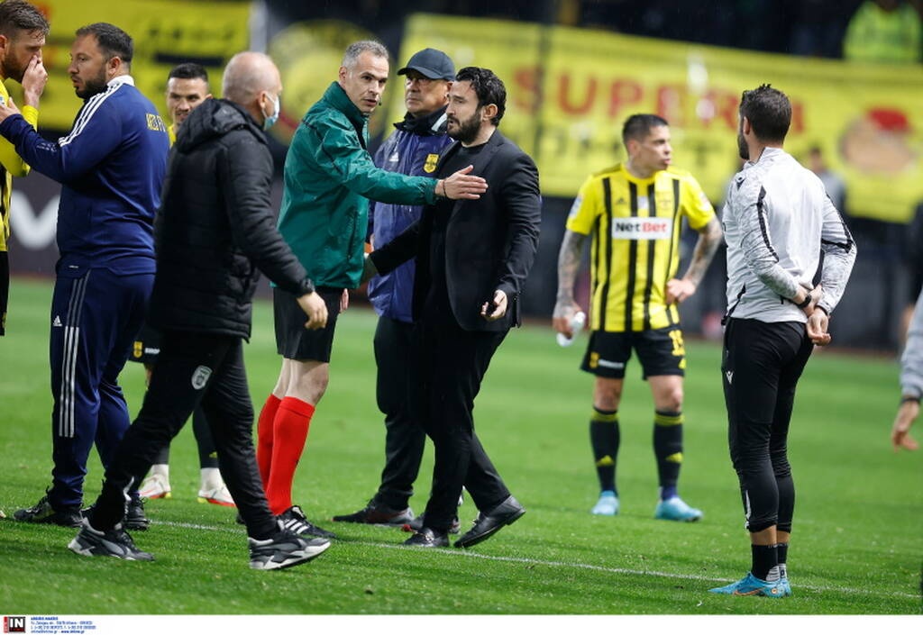 Άρης-ΠΑΟΚ: Κατέβηκε στο γήπεδο και ο Καρυπίδης την ώρα της σύρραξης (photos)