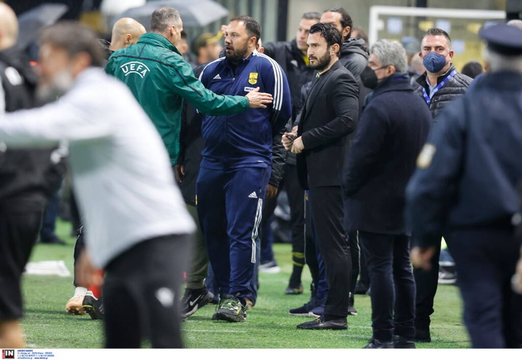 Άρης-ΠΑΟΚ: Κατέβηκε στο γήπεδο και ο Καρυπίδης την ώρα της σύρραξης (photos)