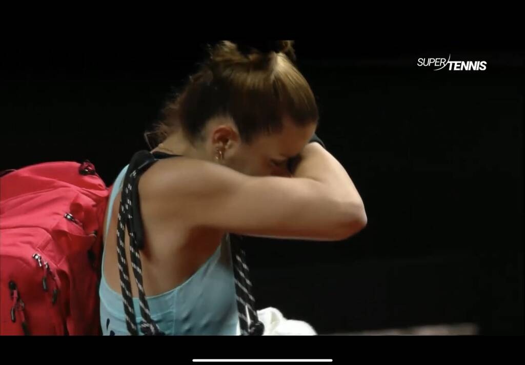 Λύγισε η Μαρία Σάκκαρη: Εγκατέλειψε κι έβαλε τα κλάματα στη Στουτγκάρδη (photos)