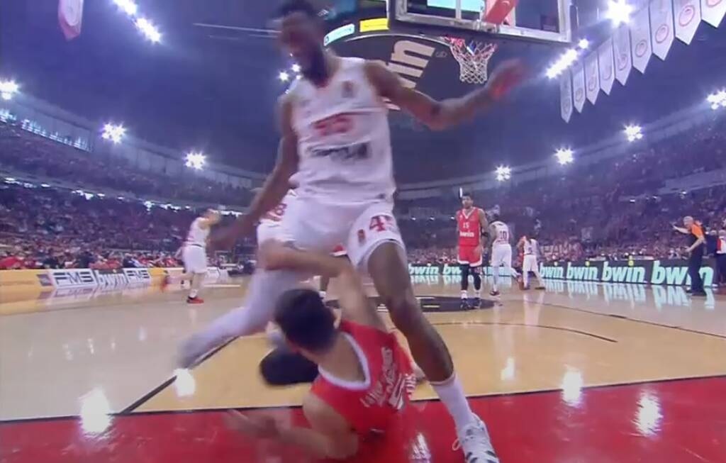 Ολυμπιακός-Μονακό: Επίθεση Λαρεντζάκη σε Χολ - Κάρφωσε και πέρασε από πάνω του (video)