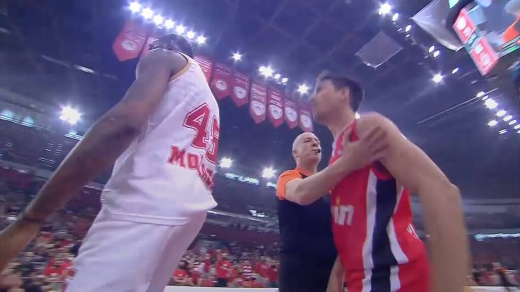 Ολυμπιακός-Μονακό: Επίθεση Λαρεντζάκη σε Χολ - Κάρφωσε και πέρασε από πάνω του (video)