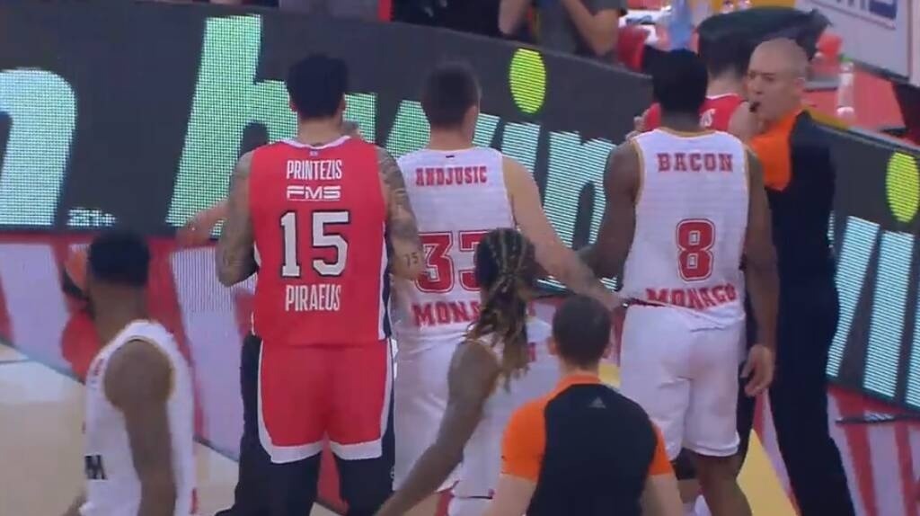 Ολυμπιακός-Μονακό: Επίθεση Λαρεντζάκη σε Χολ - Κάρφωσε και πέρασε από πάνω του (video)