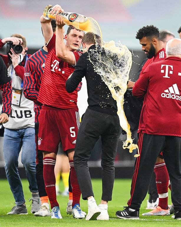 Bundesliga: Το απίθανο ρεκόρ με το «10άρι» της Μπάγερν, ντους με μπύρα κι ο πιτσαδόρος! (vid+pics)