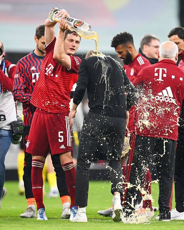 Bundesliga: Το απίθανο ρεκόρ με το «10άρι» της Μπάγερν, ντους με μπύρα κι ο πιτσαδόρος! (vid+pics)