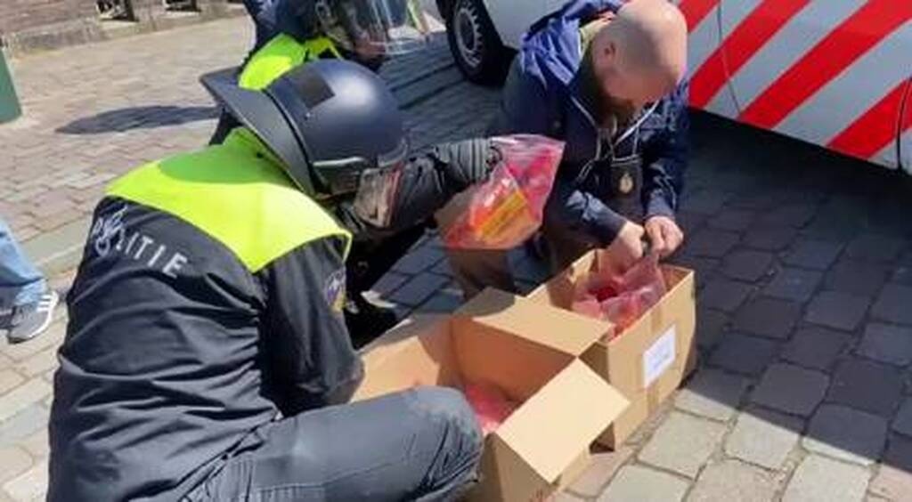 Μετά τον ΠΑΟΚ γεμάτοι «πυρομαχικά» οι οπαδοί της Μαρσέιγ – Κλέβουν σημαίες της Φέγενορντ! (vid)