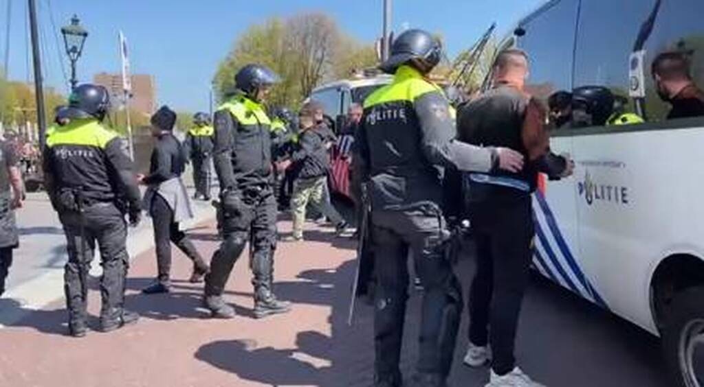 Μετά τον ΠΑΟΚ γεμάτοι «πυρομαχικά» οι οπαδοί της Μαρσέιγ – Κλέβουν σημαίες της Φέγενορντ! (vid)