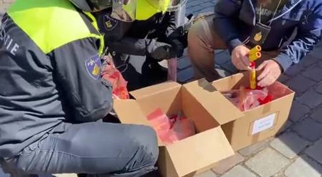 Μετά τον ΠΑΟΚ γεμάτοι «πυρομαχικά» οι οπαδοί της Μαρσέιγ – Κλέβουν σημαίες της Φέγενορντ! (vid)