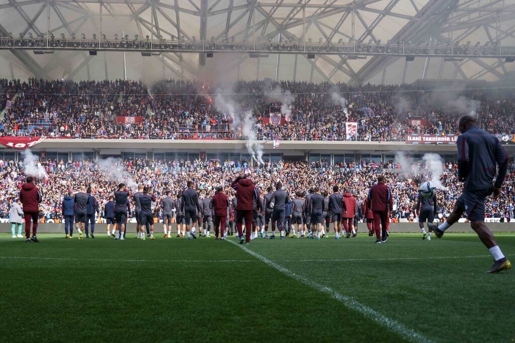 Μαγεία για Μπακασέτα, Σιώπη - 40.000 στην προπόνηση της Τραμπζονσπόρ για τίτλο έπειτα από 38 χρόνια!