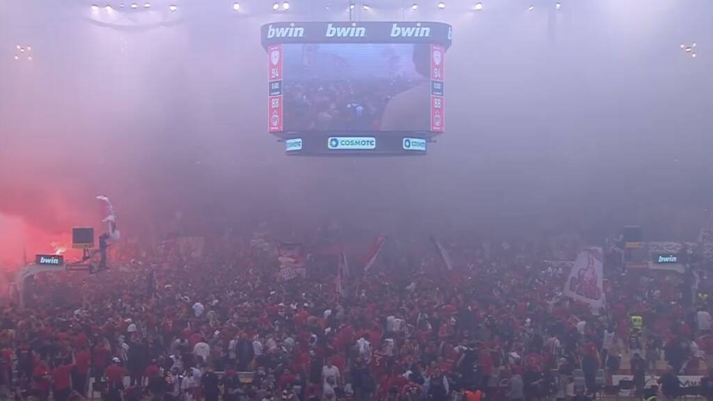 Ολυμπιακός-Μονακό: Tης τρελής στο ΣΕΦ - Μπούκαρε μέσα ο κόσμος πριν τελειώσει το ματς!