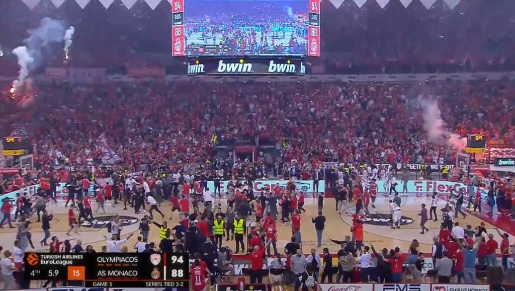 Ολυμπιακός-Μονακό: Tης τρελής στο ΣΕΦ - Μπούκαρε μέσα ο κόσμος πριν τελειώσει το ματς!