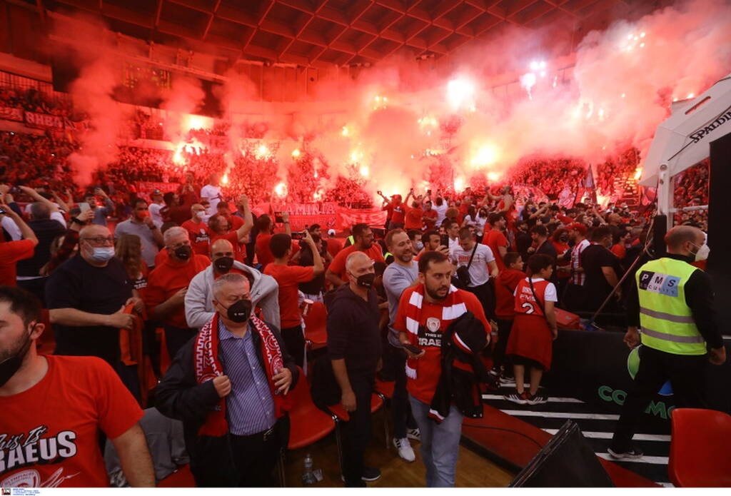 Ολυμπιακός-Μονακό: Tης τρελής στο ΣΕΦ - Μπούκαρε μέσα ο κόσμος πριν τελειώσει το ματς!