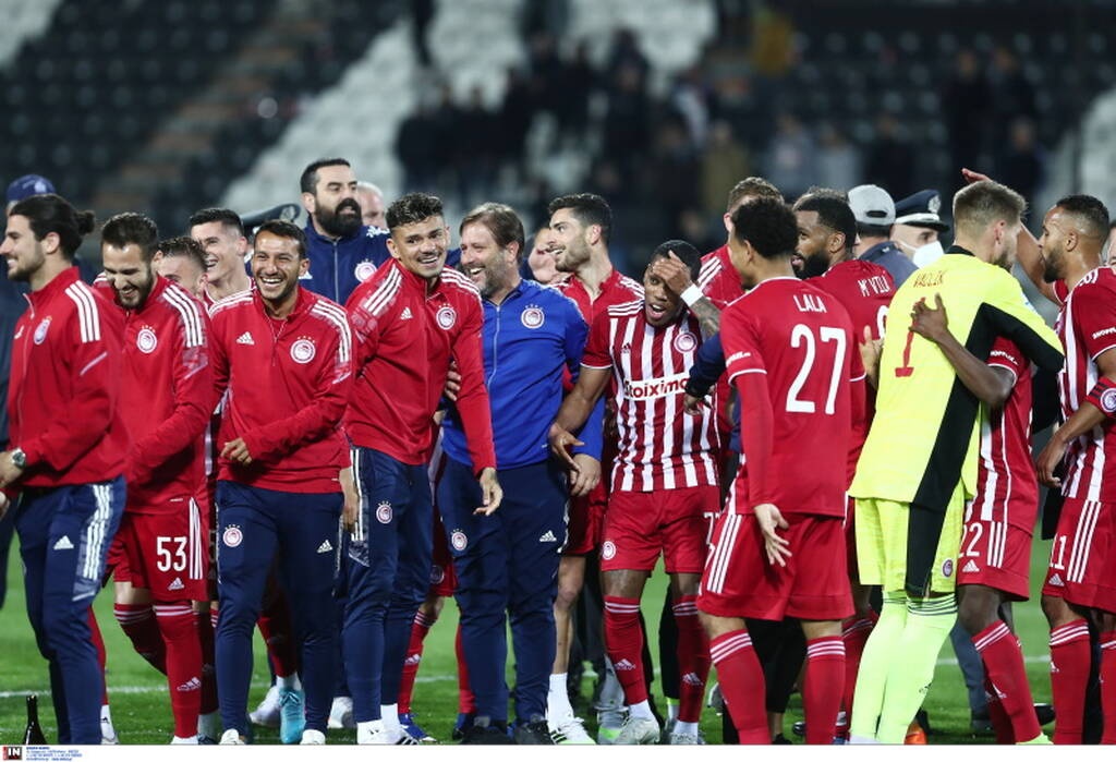 ΠΑΟΚ-Ολυμπιακός: Σήκωσαν στα χέρια τον Μαρτίνς - Ερυθρόλευκο ξέσπασμα τίτλου στην Τούμπα