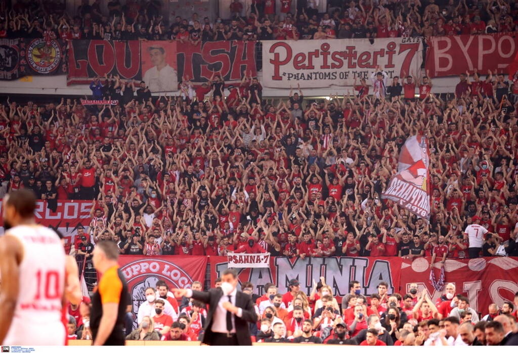 Ολυμπιακός-Μονακό: Tης τρελής στο ΣΕΦ - Μπούκαρε μέσα ο κόσμος πριν τελειώσει το ματς!