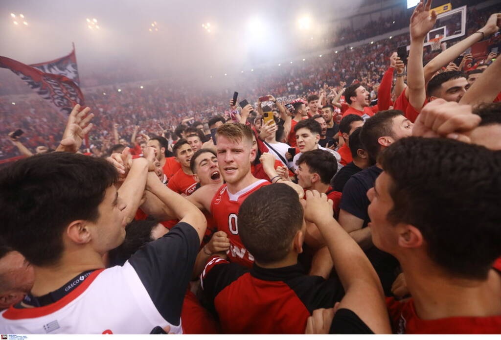 Ολυμπιακός-Μονακό: Tης τρελής στο ΣΕΦ - Μπούκαρε μέσα ο κόσμος πριν τελειώσει το ματς!