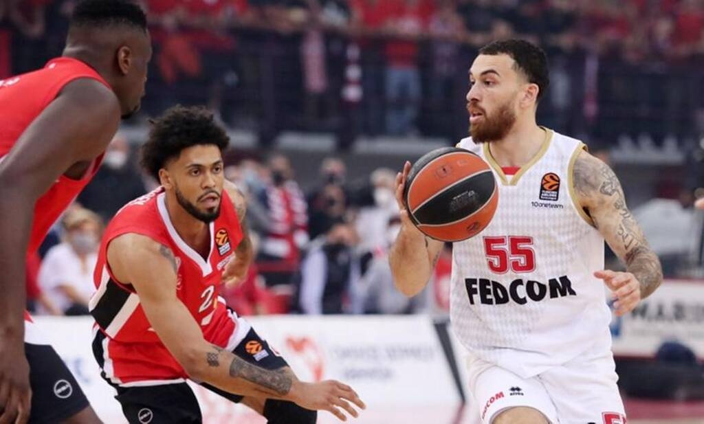 Ολυμπιακός-Μονακό: Τα συγχαρητήρια του Τζέιμς και η «ερυθρόλευκη» υπόκλιση