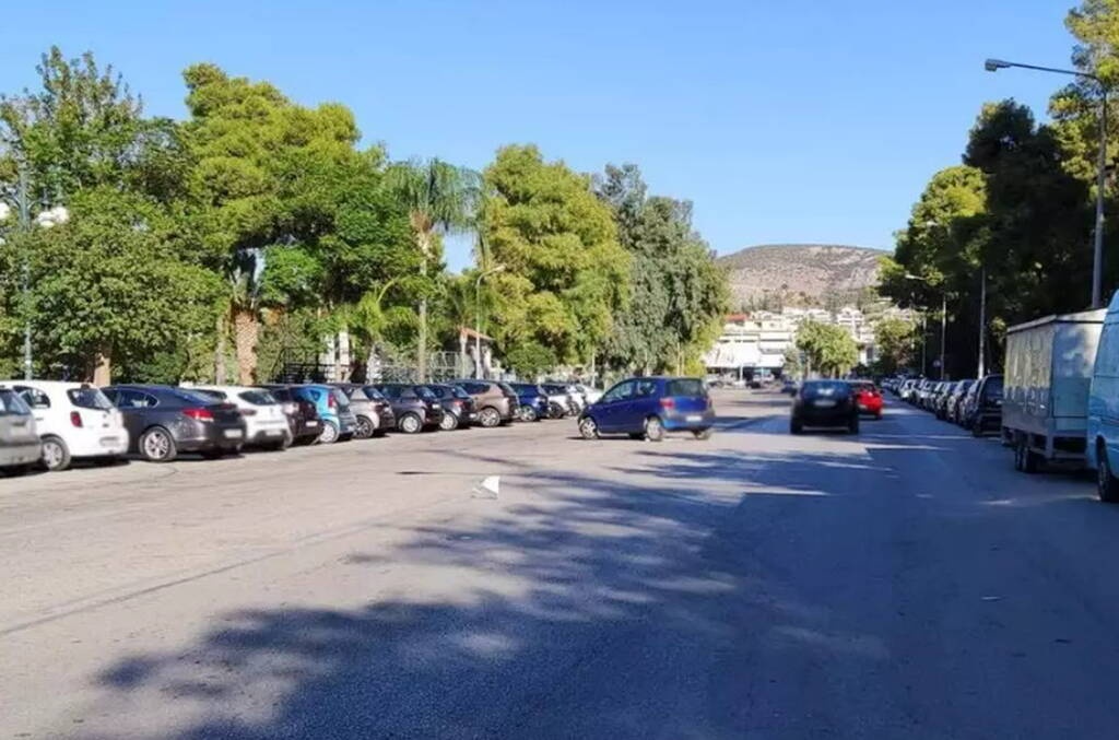 Πάρκαρε το αμάξι στη μέση του δρόμου και εξαφανίστηκε (photos)